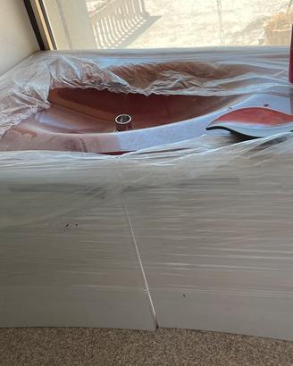 Mobile da bagno con lavabo, sportelli e specchiera