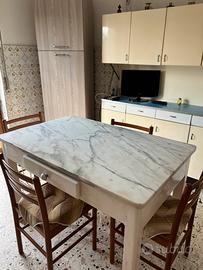 Tavolo con piano in marmo