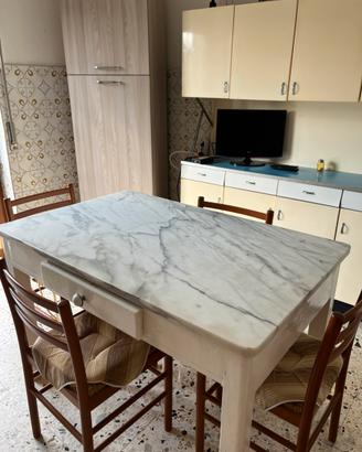 Tavolo con piano in marmo