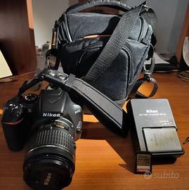 Nikon D3500 con obiettivo