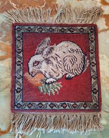 Tappeto vintage coniglio annodato a mano 30x32  cm
