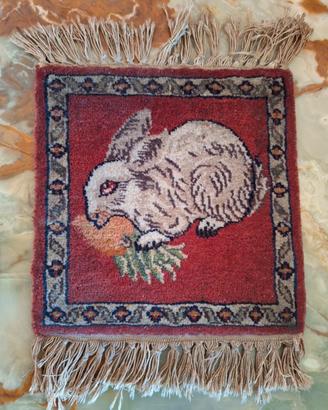 Tappeto vintage coniglio annodato a mano 30x32  cm