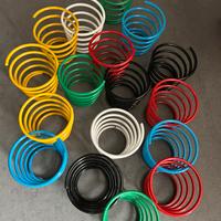 Portabicchieri in metallo scoubidou multicolore.