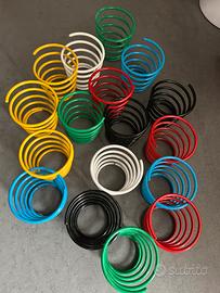 Portabicchieri in metallo scoubidou multicolore.