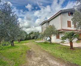 Villa indipendente con terreno in città