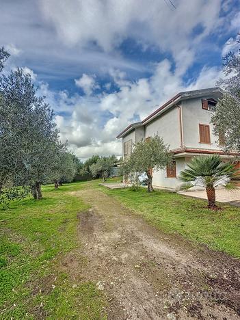 Villa indipendente con terreno in città