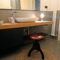 sgabello in legno vintage che si alza e si abbassa