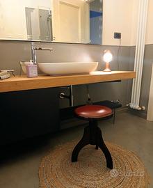 sgabello in legno vintage che si alza e si abbassa