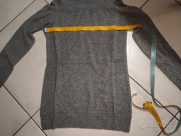 Maglioncino grigio con scollo a barca 