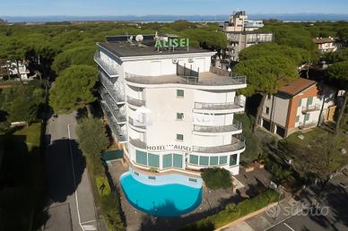 RIFERIMENTO FC105 - HOTEL 3s CON PISCINA IMMERSO