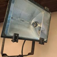 Faro su supporto metallico con base