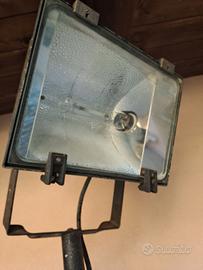 Faro su supporto metallico con base