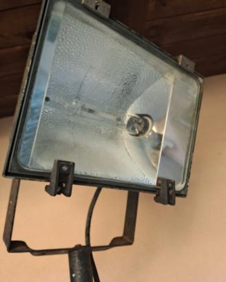 Faro su supporto metallico con base