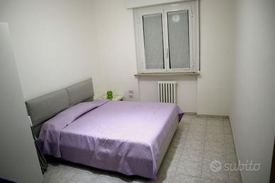 Ampia stanza matrimoniale arredata e moderna