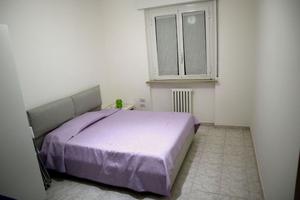 Ampia stanza matrimoniale arredata e moderna