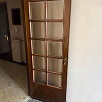 Porte interne in legno con vetri e maniglie ottone