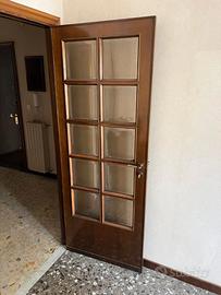 Porte interne in legno con vetri e maniglie ottone
