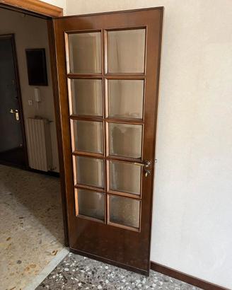 Porte interne in legno con vetri e maniglie ottone