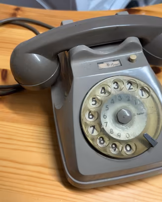 Telefono vintage cornetta con filo da collezione