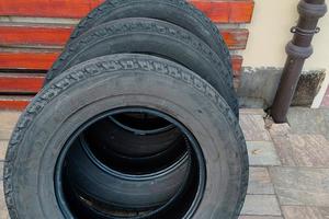 4 pneumatici da Furgone 215/70 R15C