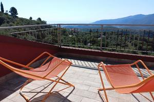 Luminoso Trilocale Ristrutturato con Terrazza Mare