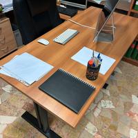 Scrivania, dattilo e libreria