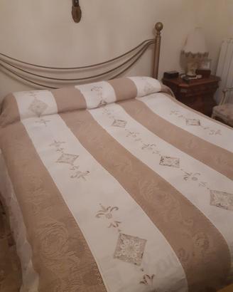 Coperta fatta a mano ricamata e intagliata