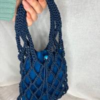 Borsa a rete blu con sacchetto uncinetto