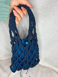 Borsa a rete blu con sacchetto uncinetto