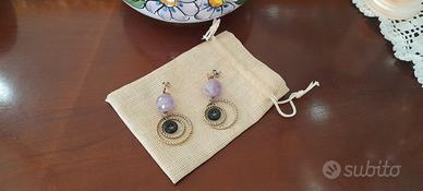 Orecchini a cerchio con pietre 