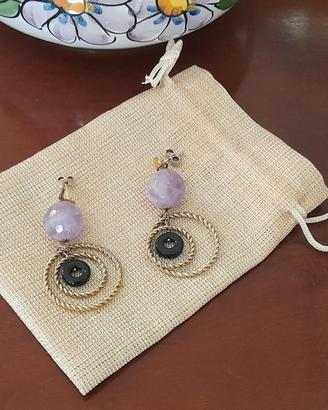 Orecchini a cerchio con pietre 