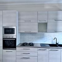 Cucina completa e arredo parete sala.
