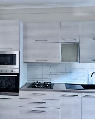 Cucina completa e arredo parete sala.