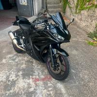 Yamaha YZF-R3 2015 di colore nero