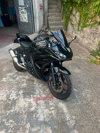 Yamaha YZF-R3 2015 di colore nero