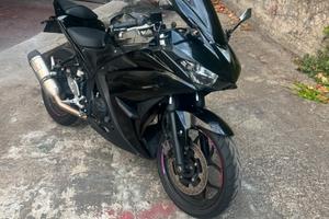 Yamaha YZF-R3 2015 di colore nero
