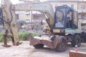 Escavatore usato Gommato HYDROMACH HG85 Turbo