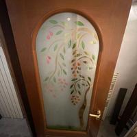 Porta in legno con vetrata