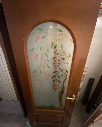 Porta in legno con vetrata