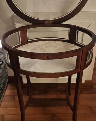 Tavolino ovale in stile Liberty