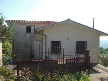 Casa con splendido terreno con sorgente acqua