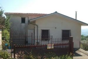 Casa con splendido terreno con sorgente acqua