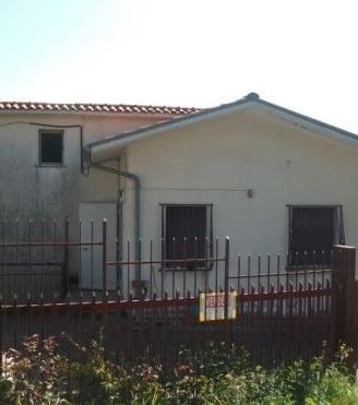 Casa con splendido terreno con sorgente acqua