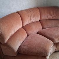 Divano rosa,antico e di grande valore affettivo.