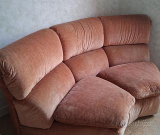 Divano rosa,antico e di grande valore affettivo.