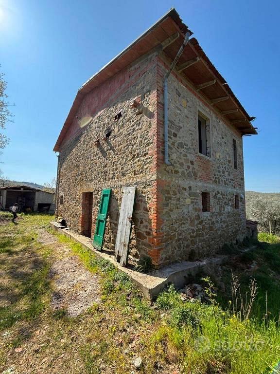 Rustico / Casale di 250 m² con più di 5 locali a B - Vista 5