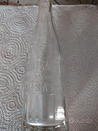 vecchia bottiglia di vetro con scritta 