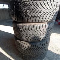 4 ruote 235/45/19 al 90%. Pneumatici invernali