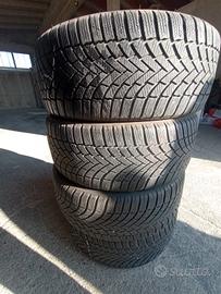 4 ruote 235/45/19 al 90%. Pneumatici invernali