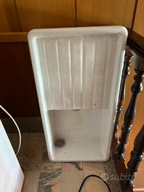 Lavabo vasca singola e gocciolatoio